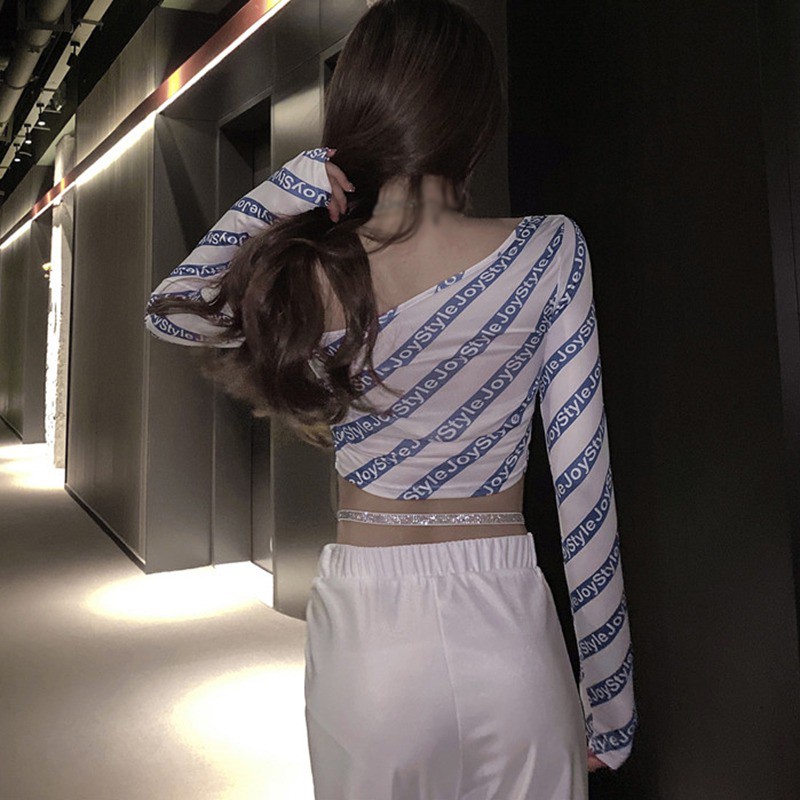 Áo Croptop Tay Dài Hoạ Tiết Chữ Skew