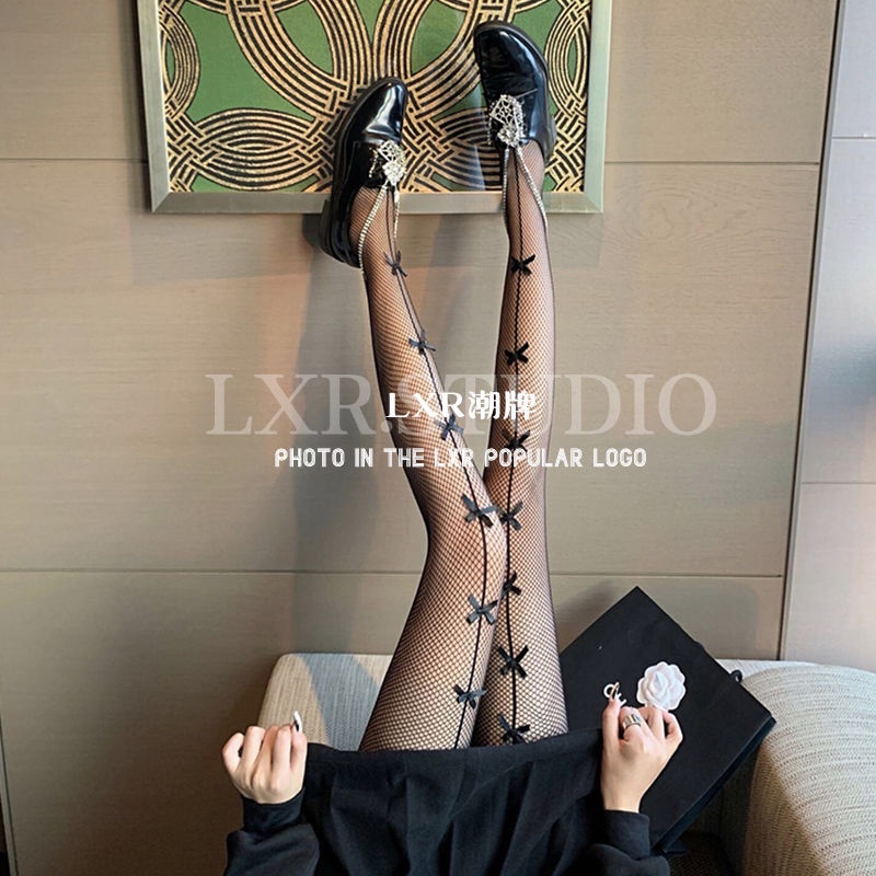 Vớ đen in chữ B kiểu dáng quyến rũ