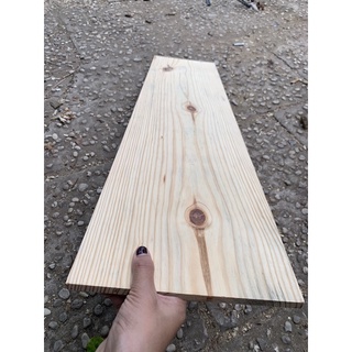 Tấm gỗ thông dày 1cm, dài 1m, rộng 24cm, màu gỗ tối đã được bào láng đẹp 4 mặt phù hợp sơn màu cổ điển, ốp tường vintage