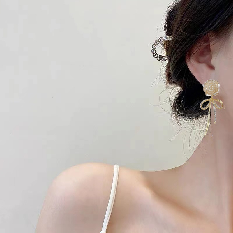 Hoa Tai Dáng Dài Mặt Hình Hoa Trà Phối Tua Rua Phong Cách Vintage