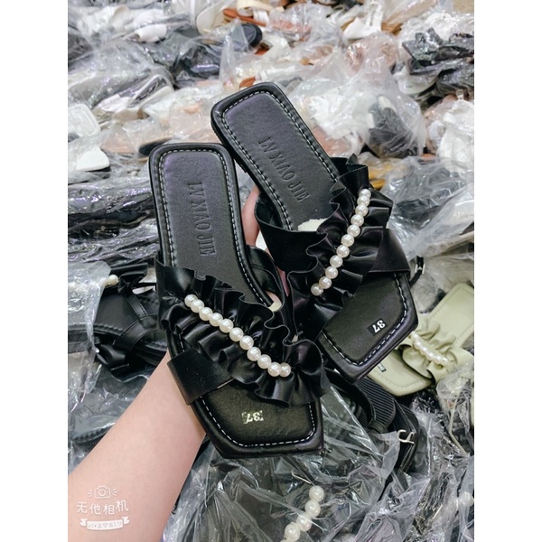 dép bệt quai chéo nhúng kèm ngọc xịn xò nền da man bao êm. nắng mưa đều mang được. cam kết như hình( hình tự chụp )