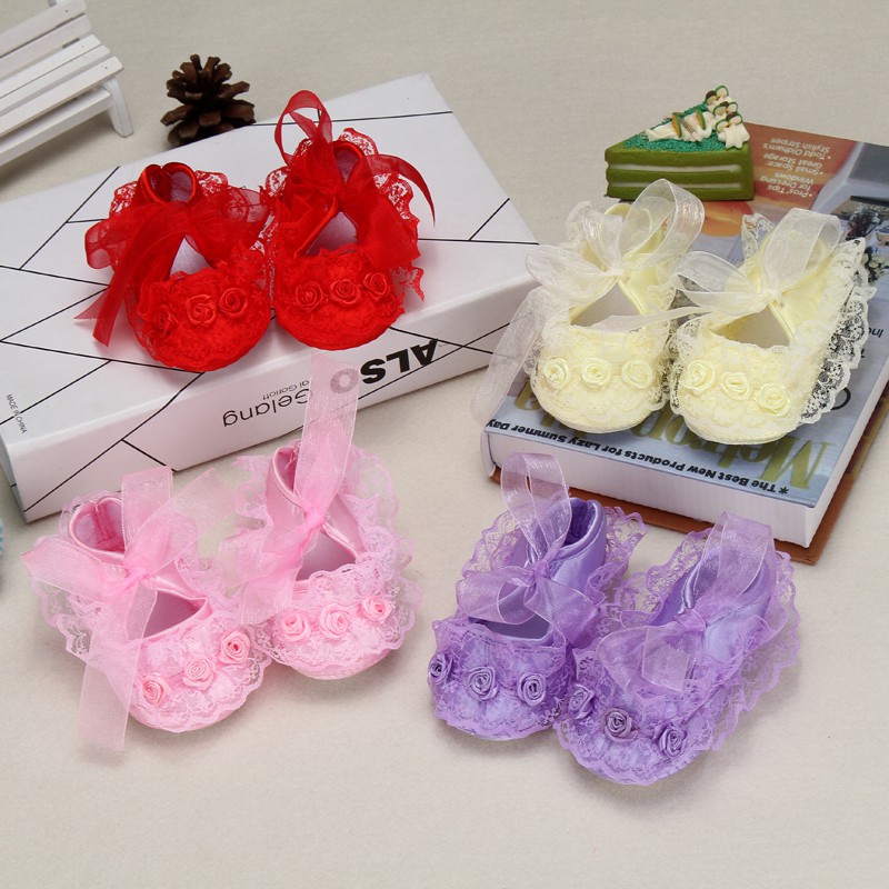 Đôi giày ren họa tiết hoa hồng phối nơ dễ thương cho bé