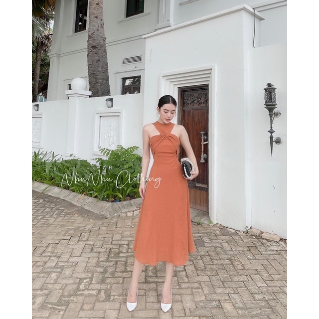 Đầm xoè xoắn ngực