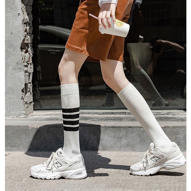 Tất kẻ sọc ngang cao cổ đến đầu gối, vớ cotton màu trắng đen giả bốt đùi Hàn Quốc chất len đẹp