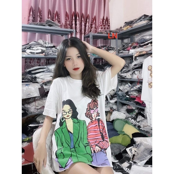 Áo phông 2 cô gái mặc áo xanh đỏ TH6