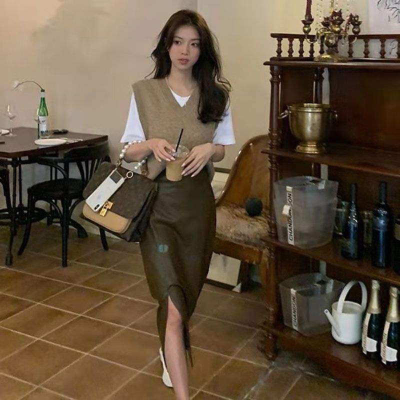 Chân váy da dài qua gối xẻ tà siêu trẻ trung | BigBuy360 - bigbuy360.vn