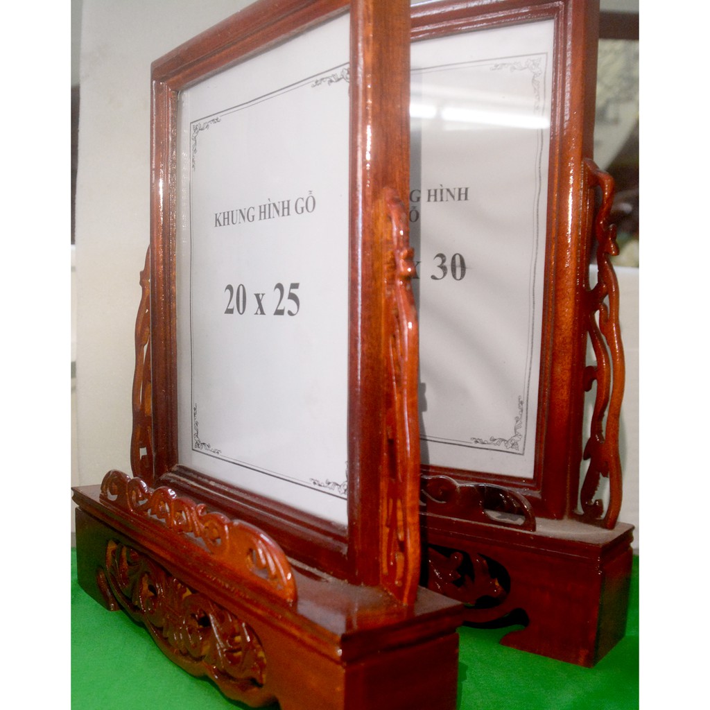 Khung hình có chân bằng gỗ đặt bàn thờ