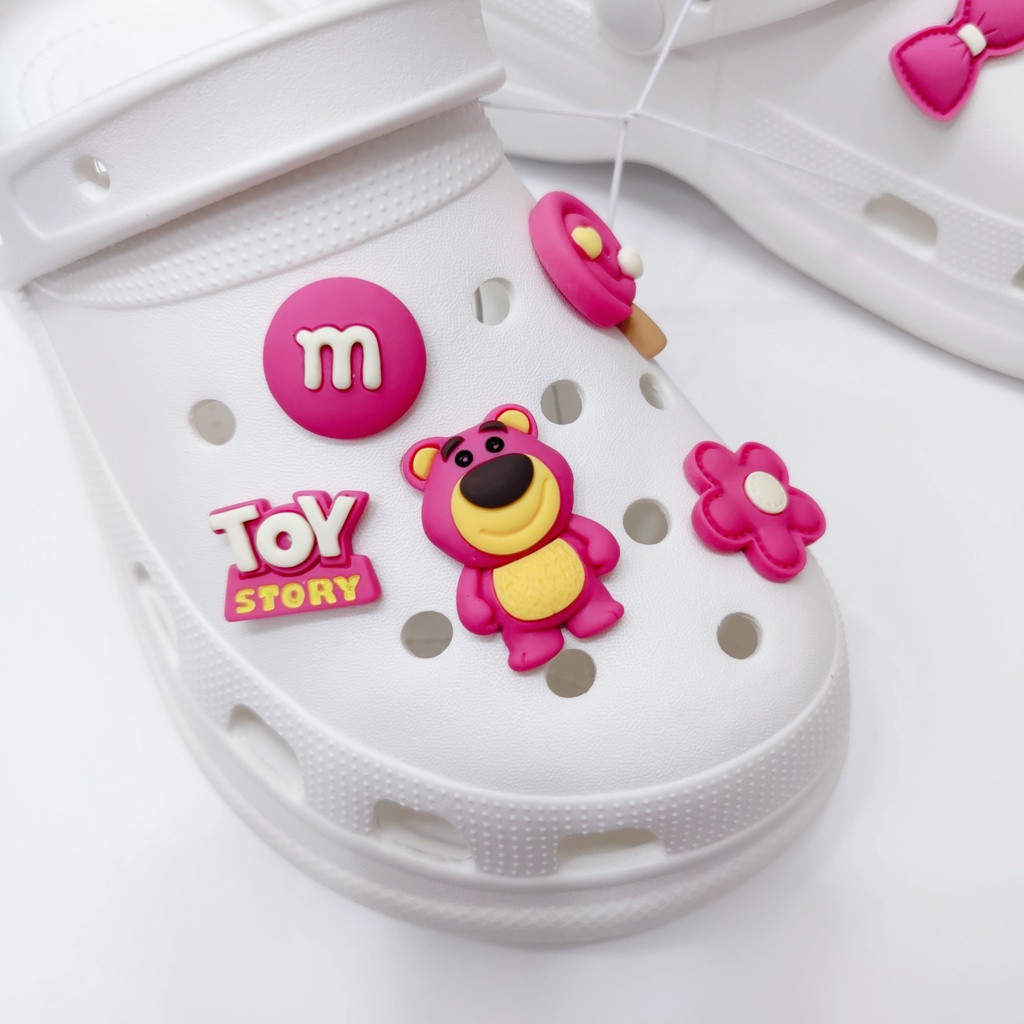 crocs Sticker shoes sticker for cross sandalsPhụ Kiện Ghim Cài Giày Hình Chú Gấu / Dâu Tây 2.0 Croc Jibitz DIY