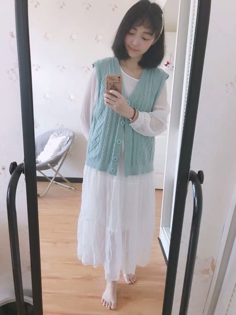 Set váy trắng suông dài tay và áo gile len set đồ thu đông cực xinh | BigBuy360 - bigbuy360.vn