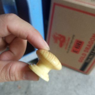 Núm nhựa giả gỗ cao cấp kèm ốc