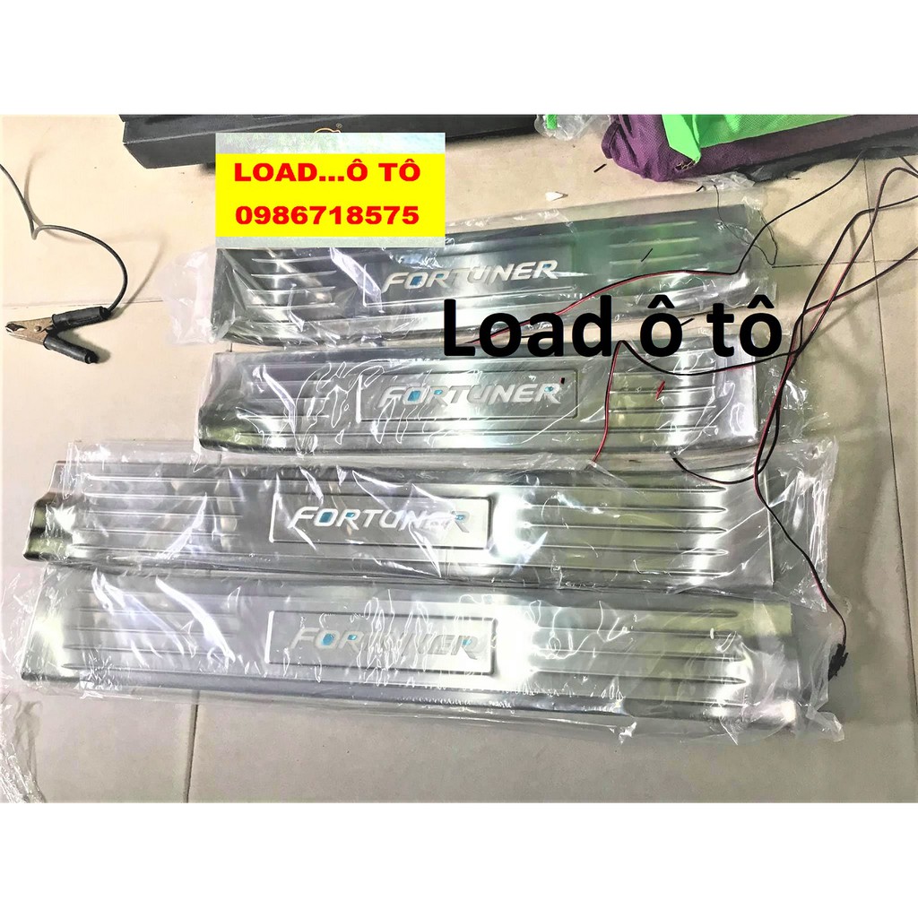 Ốp Bậc Chân Trong Có Đèn Xe Toyota Fortuner 2022-2015 Cao Cấp Nhất Thị Trương