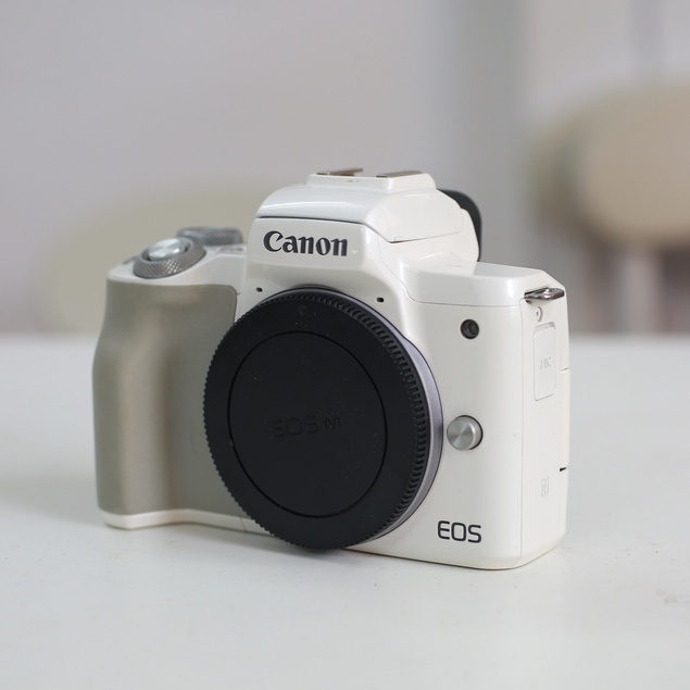 Bộ máy ảnh Canon EOS M50 kèm ống kính Canon M 15-45mm