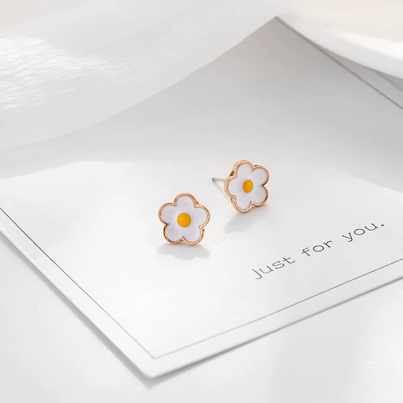 Khuyên tai hình hoa trắng 5 cánh cute - Maben