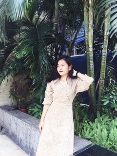Váy chấm bi cổ tim