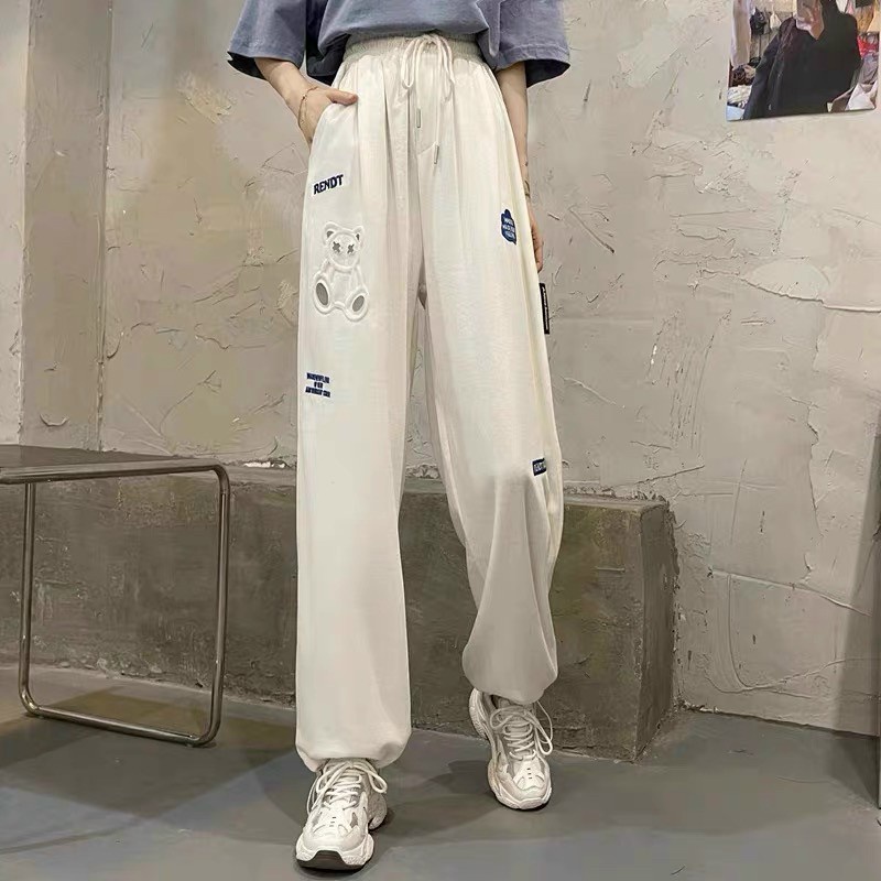 Quần jogger nữ in dập nổi hình con gấu, phong cách Hàn Quốc quần cạp chun dây rút bo gấu - 3 màu Đen, Trắng, Xám.