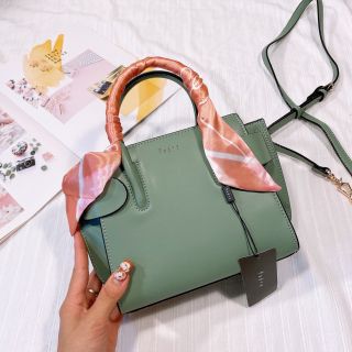 Túi da tặng kèm khăn