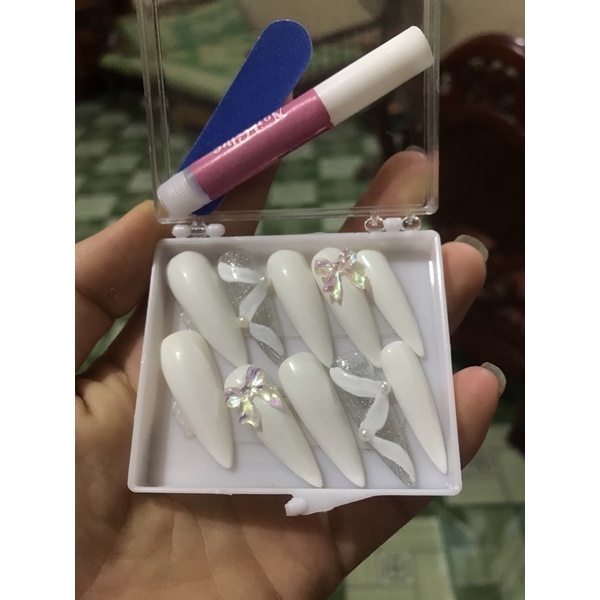 Nail box thiết kế màu trắng gắn nơ kèm keo và dũa