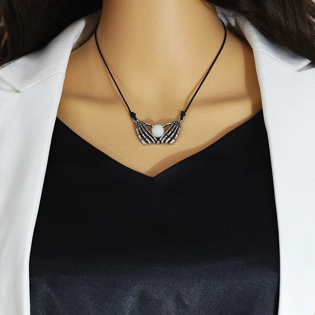 Vòng cổ Mặt Hình Bàn Tay Và Móng Vuốt Đầu Lâu Phát Sáng Phong Cách Retro