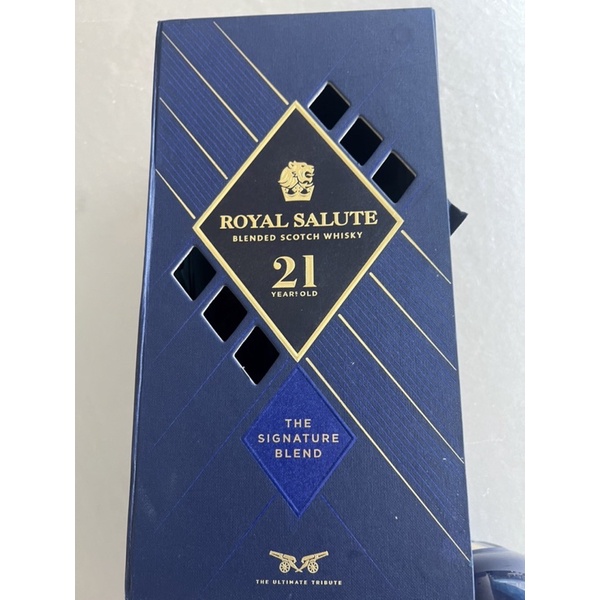 Vỏ chai rượu chivas 21