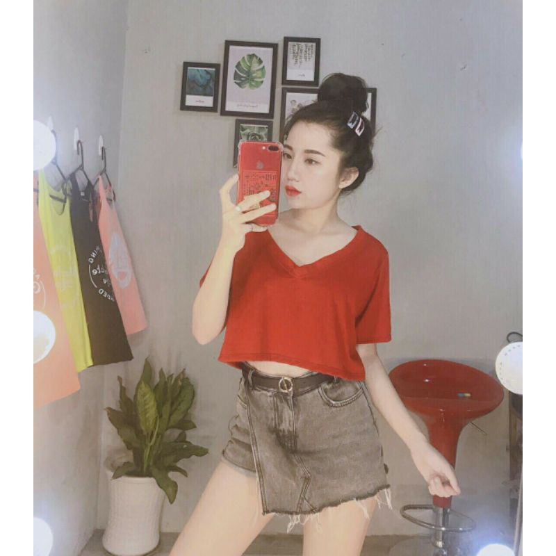 Áo thun croptop cổ tim.