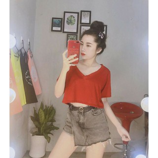 Áo thun croptop cổ tim.
