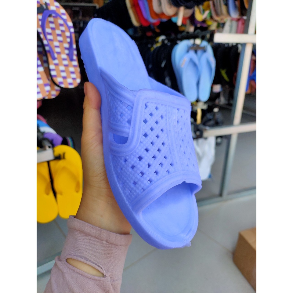 Dép tổ ong nhựa dẻo nam nữ màu xanh nhạt.