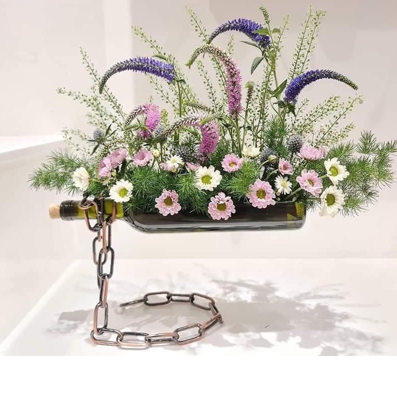 Lọ Hoa Thủy Tinh Decor Bình Hoa Hình Chai Kèm Dây Xích Độc Đáo