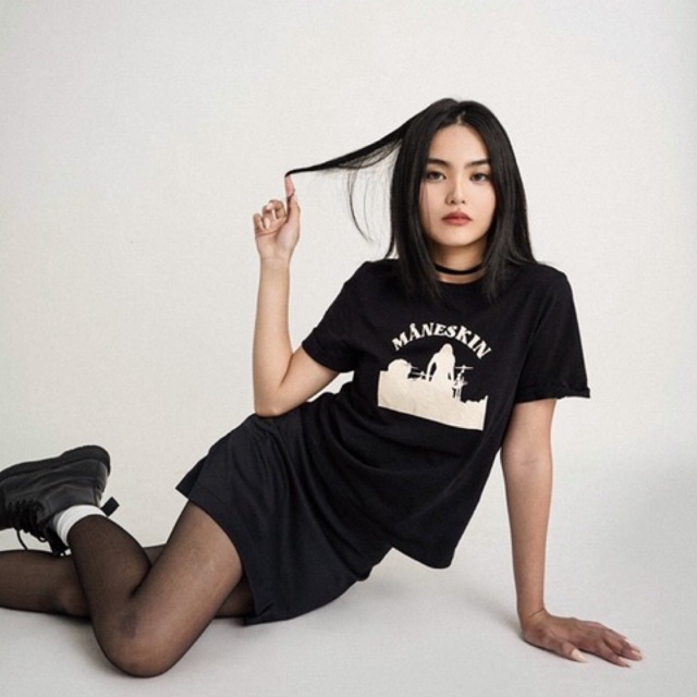 MANESKIN T-SHIRT-Áo thun đen dáng baby tee in hình màu kem-Whitelies Shop