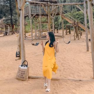 Váy maxi vàng hở lưng đi biển