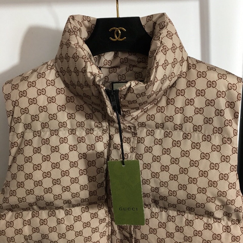 Áo khoác vest bông in chữ đôi Gucci cổ cao thiết kế hai túi dễ mặc.