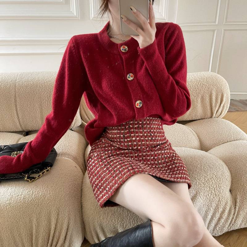 Bộ Áo Khoác Cardigan Dệt Kim Màu Đỏ Phối Chân Váy Kẻ Sọc Kiểu Retro Thời Trang 2021