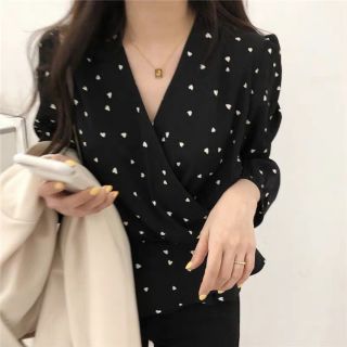 Áo cổ V họa tiết tim