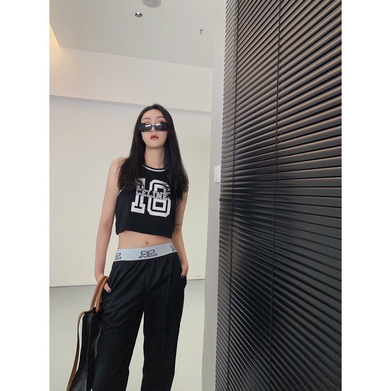 Áo ba lỗ dáng croptop của Chanel CN kết hợp với quần cạp cao siêu năng động