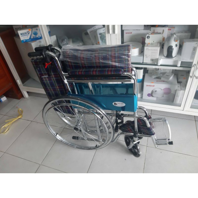 Xe lăn có thắng cho người già