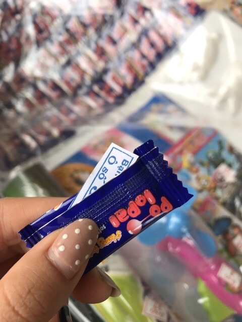 90 kẹo cao su có tem thưởng đồ chơi