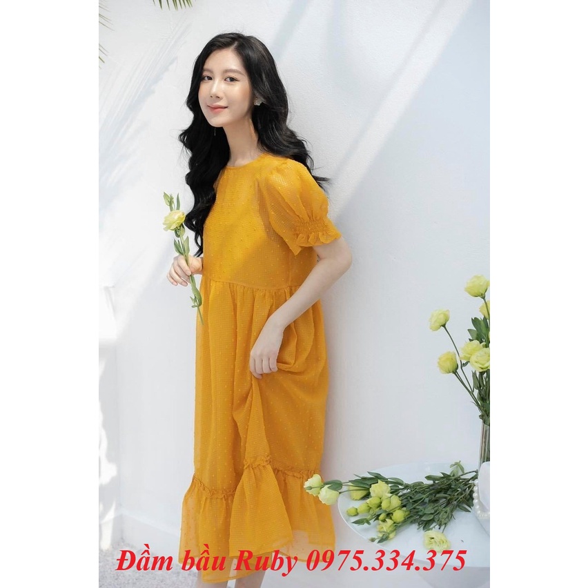 Đầm bầu đi tiệc đẹp lung linh nhà Ruby dáng babydoll trẻ trung. Chất tơ họa tiết nổi 2 lớp nhẹ nhàng, thoải mái.