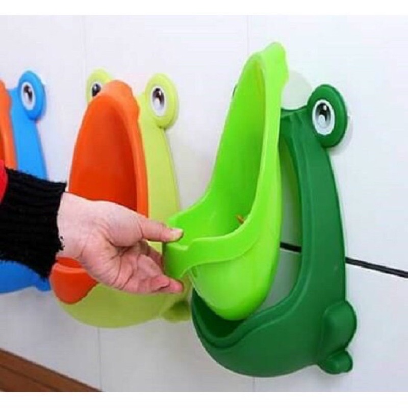 Bô đi tiểu vệ sinh dán tường tiện lợi cho bé trai