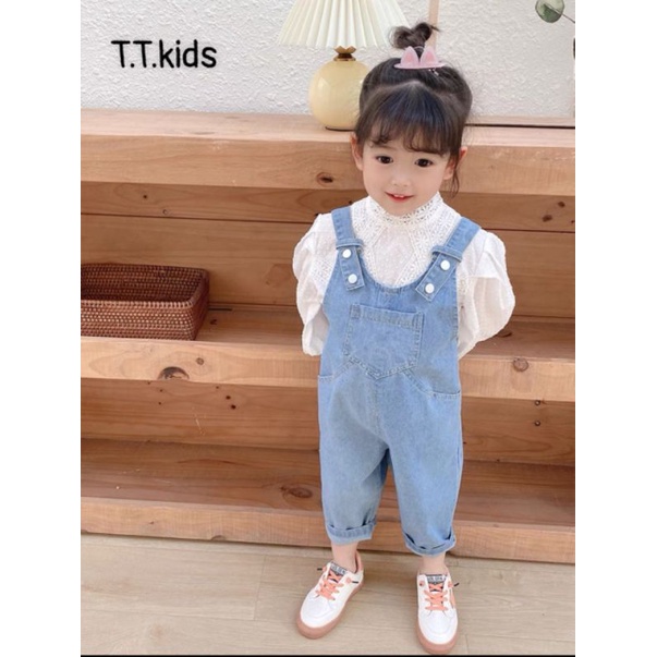Set yếm jean + áo trắng cổ viền ren