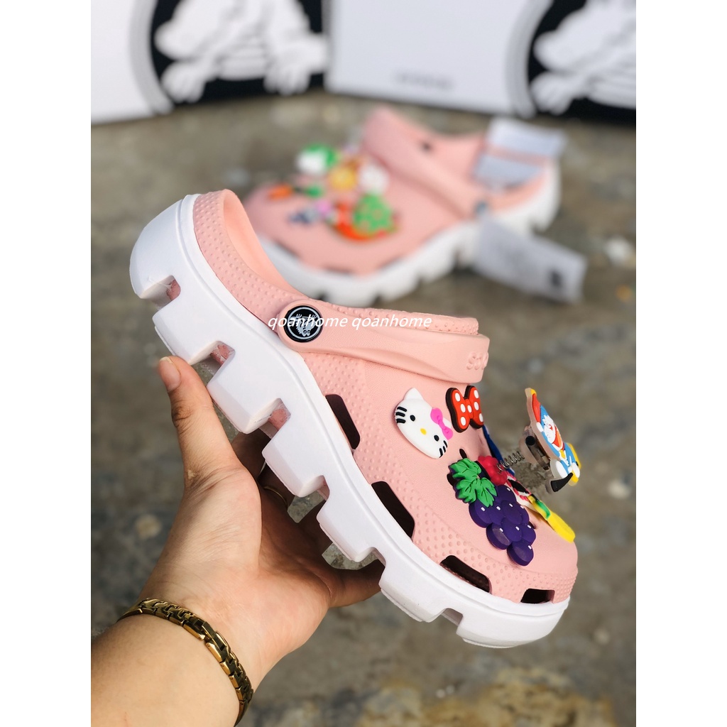 DÉP CÁ SẤU CROCS HỒNG ĐẾ TRẮNG size 35 36 37 38 39 40 tặng 12 sicker