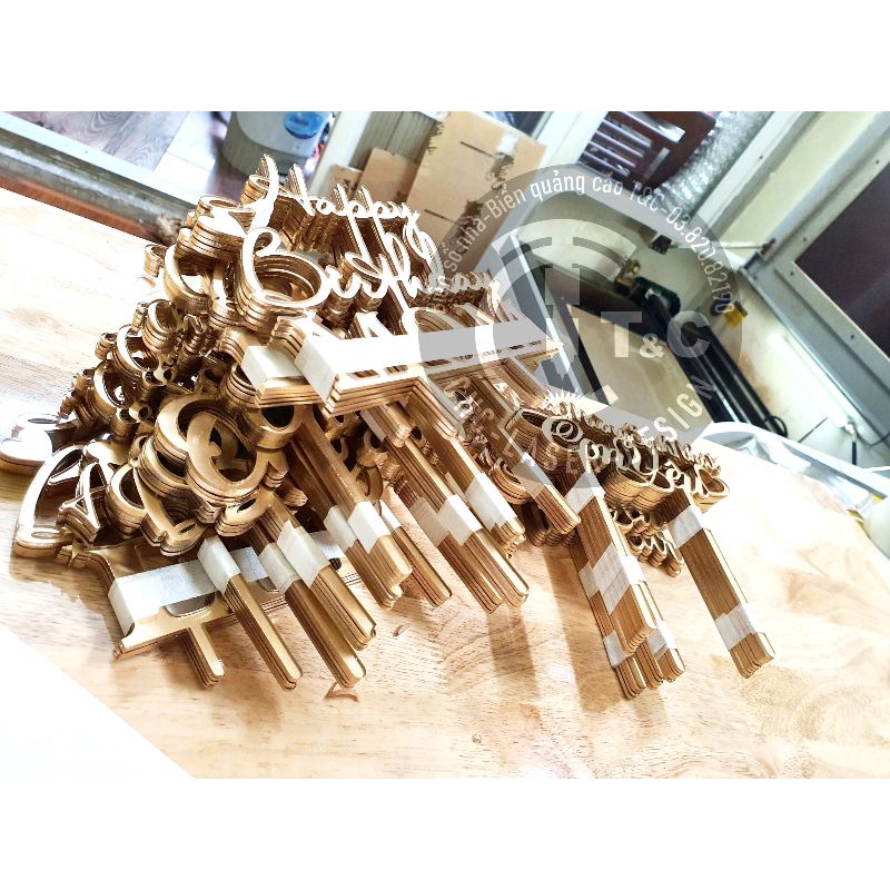 Que chữ mica cắm lên bánh kem và hoa đặt theo yêu cầu