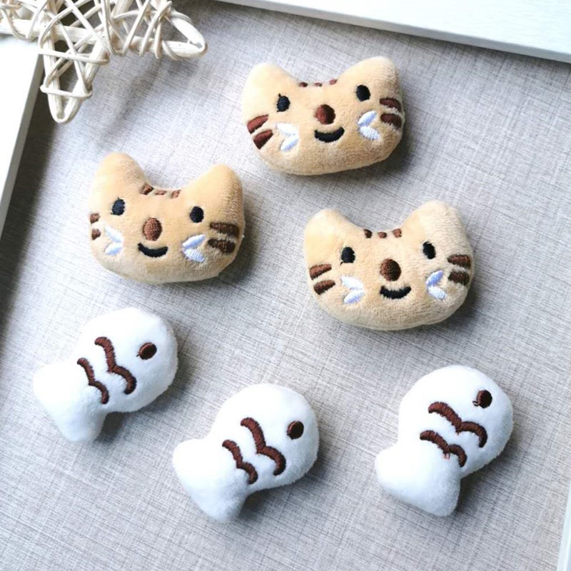 Ghim cài áo nhồi bông hình mèo và cá dễ thương