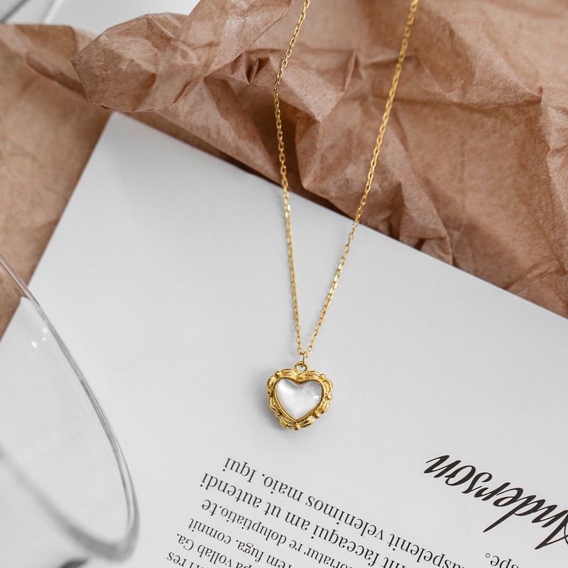 Dây chuyền titan trái tim viền hoa văn cẩm xà cừ không gỉ