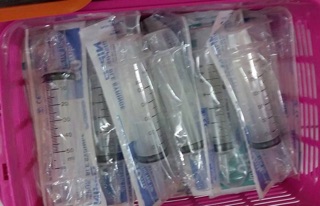 Xi lanh bơm bột cho Vẹt hàng Thái