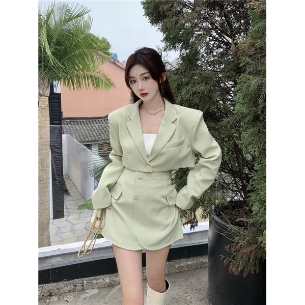 Set áo blazer và chân váy ngắn, có tách set