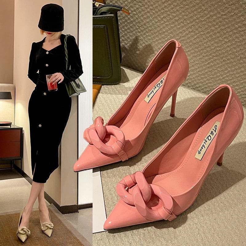 Giày cao gót da bóng mũi nhọn phối dây xích màu hồng nhạt phong cách châu âu thời trang 2022 cho nữ