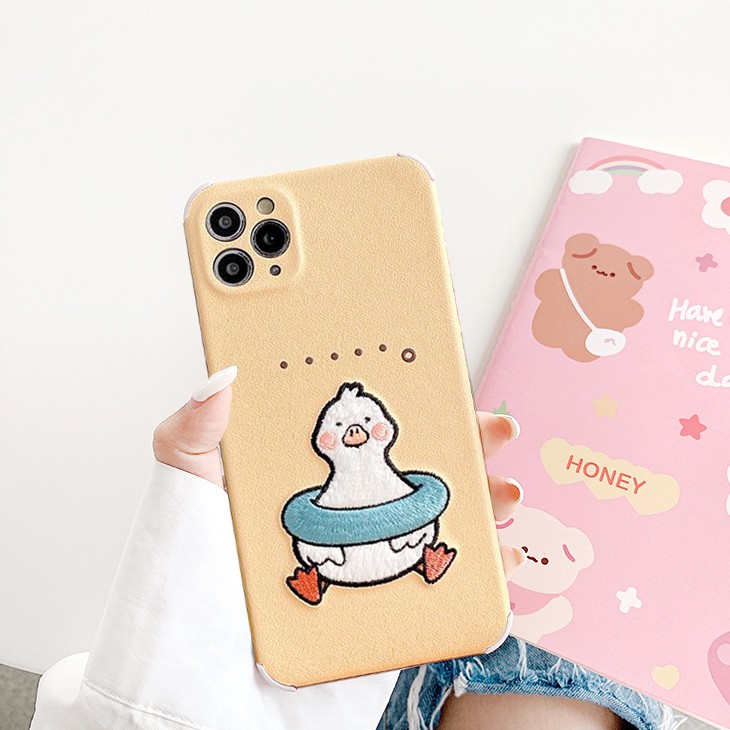 Ốp lưng iphone Vịt nhỏ thêu viền chống va đập 5/5s/6/6plus/6s/6splus/7/7plus/8/8plus/x/xr/xs/11/12/pro/max/plus/promax | BigBuy360 - bigbuy360.vn