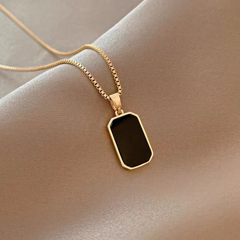 Vòng cổ Titan Mặt Vuông Màu Đen Không Phai Thời Trang Cho Nữ
