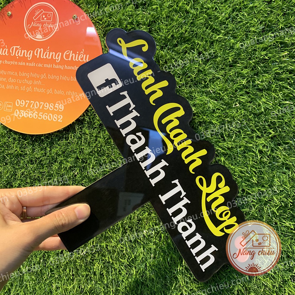 Bảng hiệu cầm tay đạo cụ chụp ảnh cho shop bán hàng online, chất liệu mica an toàn và sáng bóng