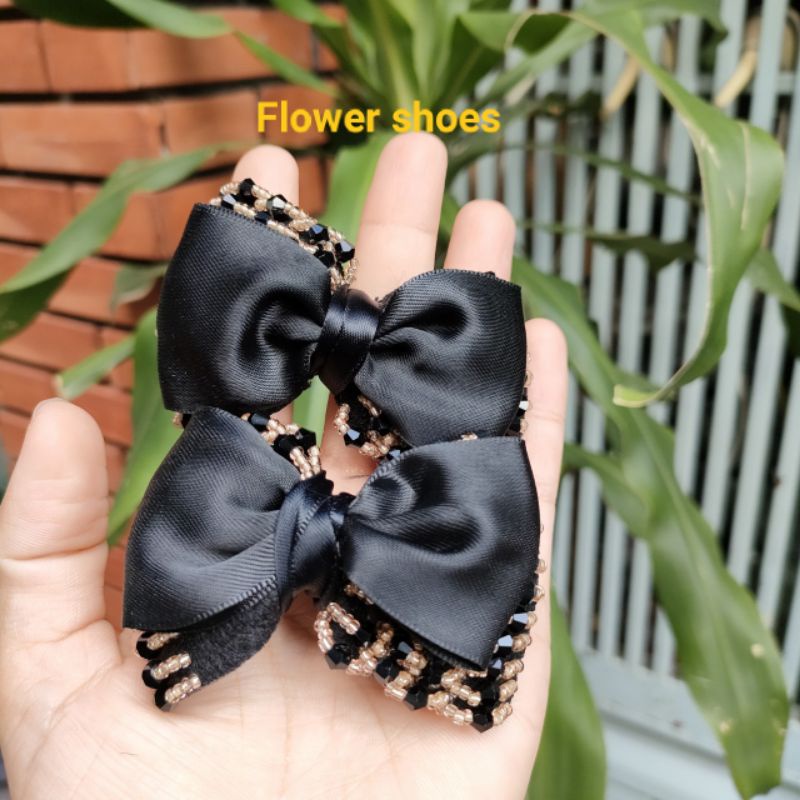 Nơ trang trí giày kết cườm phối ruy băng