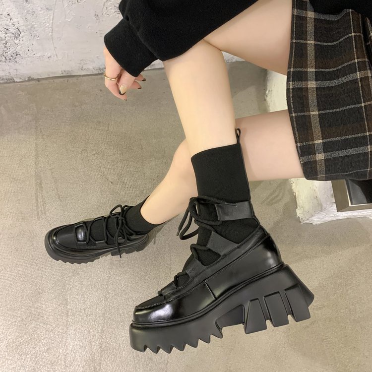 Giày bốt mũi vuông tăng chiều cao phối màu sắc cá tính hợp thời trang | BigBuy360 - bigbuy360.vn